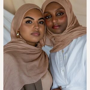 Vela Hijab in Honey Beige